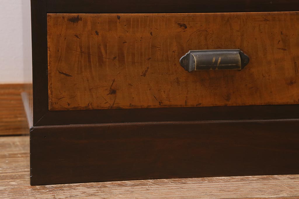 和製アンティーク　昭和初期　楓材　シックな色合いのレトロモダンな重ね戸棚(収納棚、飾り棚、食器棚、カップボード)(R-042010)