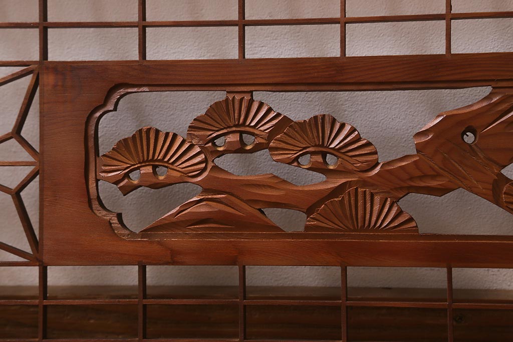 ビンテージ建具　昭和中期　角麻の葉模様　組子と松の彫刻が美しい欄間(明かり取り、明り取り)(R-042020)