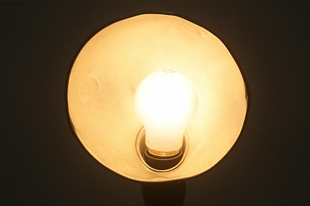 ヴィンテージ照明　レトロ　アルミシェードのデスクスタンド(スタンドライト、卓上照明、ビンテージ)(R-042028)