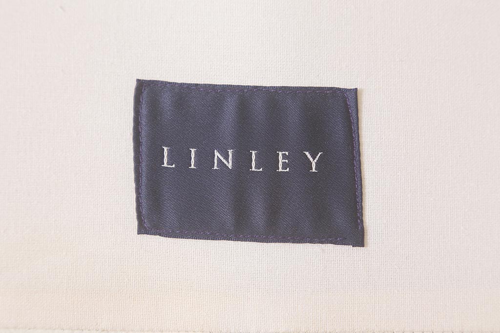 展示品　IDC大塚家具　リンレイ(LINLEY)　ヘリックス　木製脚　本革　ホワイトカラーの二人掛けソファ(定価約147万円)(R-042045)