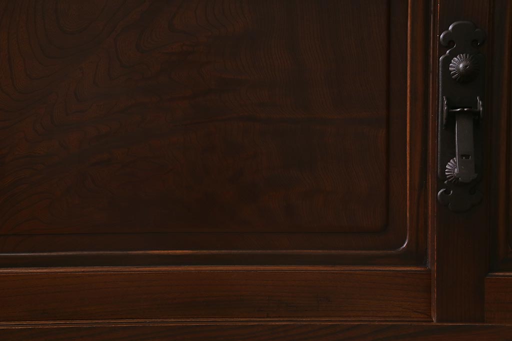 アンティーク家具　最上手物!　前面欅玉杢　黒柿材　希少　重厚な佇まいが魅力的な関東重ね水屋箪笥(収納棚、戸棚)(R-042057)