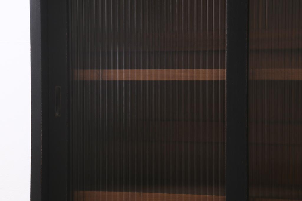 アンティーク家具　昭和中期　ペイント　モールガラス入り　マットカラーがおしゃれなガラス戸棚(収納棚、キャビネット)(R-042058)