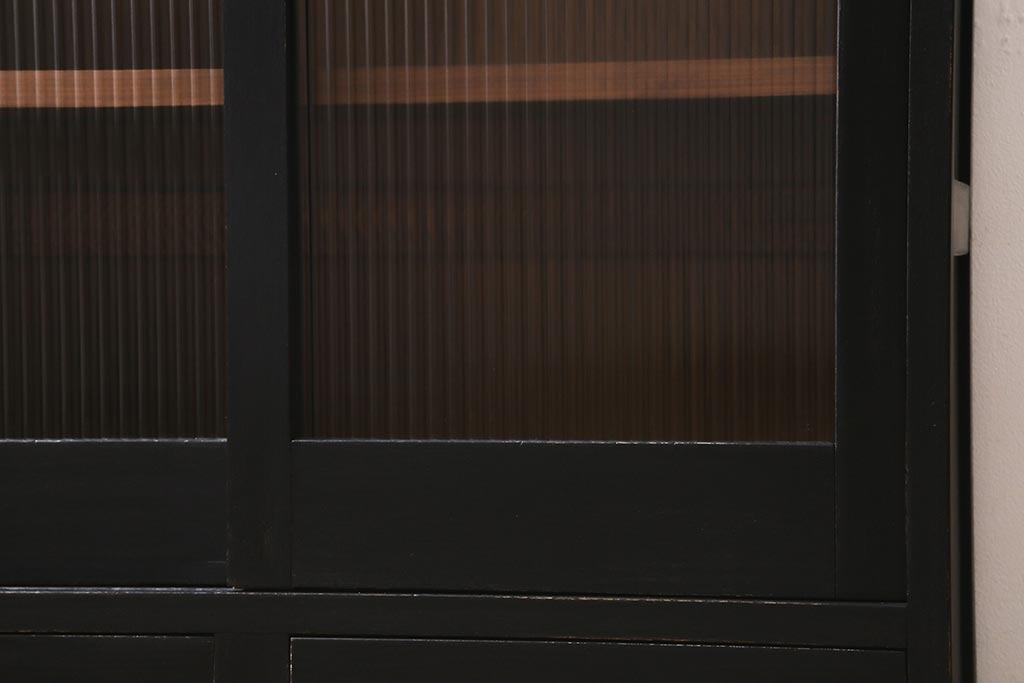 アンティーク家具　昭和中期　ペイント　モールガラス入り　マットカラーがおしゃれなガラス戸棚(収納棚、キャビネット)(R-042058)