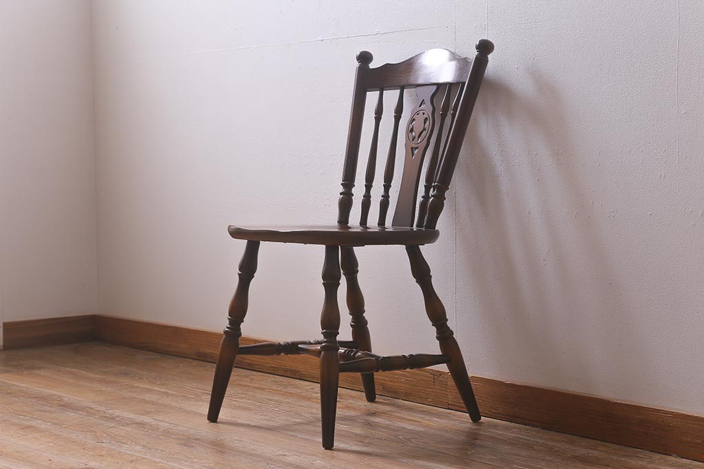 ビンテージ家具　飛騨産業　キツツキマーク　クラシカルな佇まいが魅力のダイニングチェア(椅子、コームバックチェア)(R-042087)