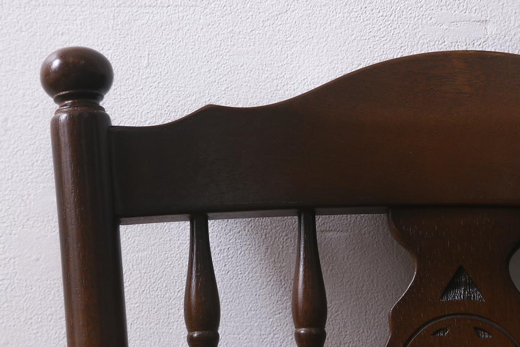 ビンテージ家具　飛騨産業　キツツキマーク　クラシカルな佇まいが魅力のダイニングチェア(椅子、コームバックチェア)(R-042089)