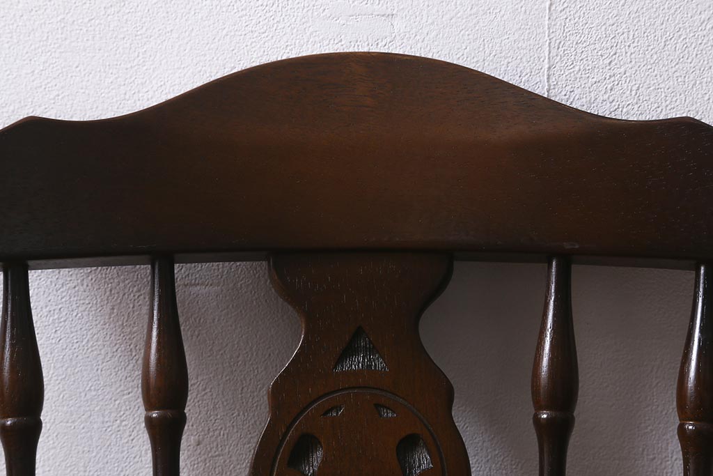 ビンテージ家具　飛騨産業　キツツキマーク　クラシカルな佇まいが魅力のダイニングチェア(椅子、コームバックチェア)(R-042089)