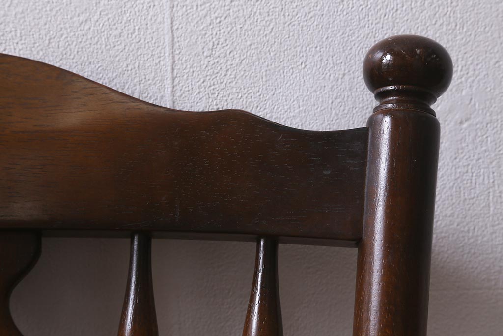 ビンテージ家具　飛騨産業　キツツキマーク　クラシカルな佇まいが魅力のダイニングチェア(椅子、コームバックチェア)(R-042104)