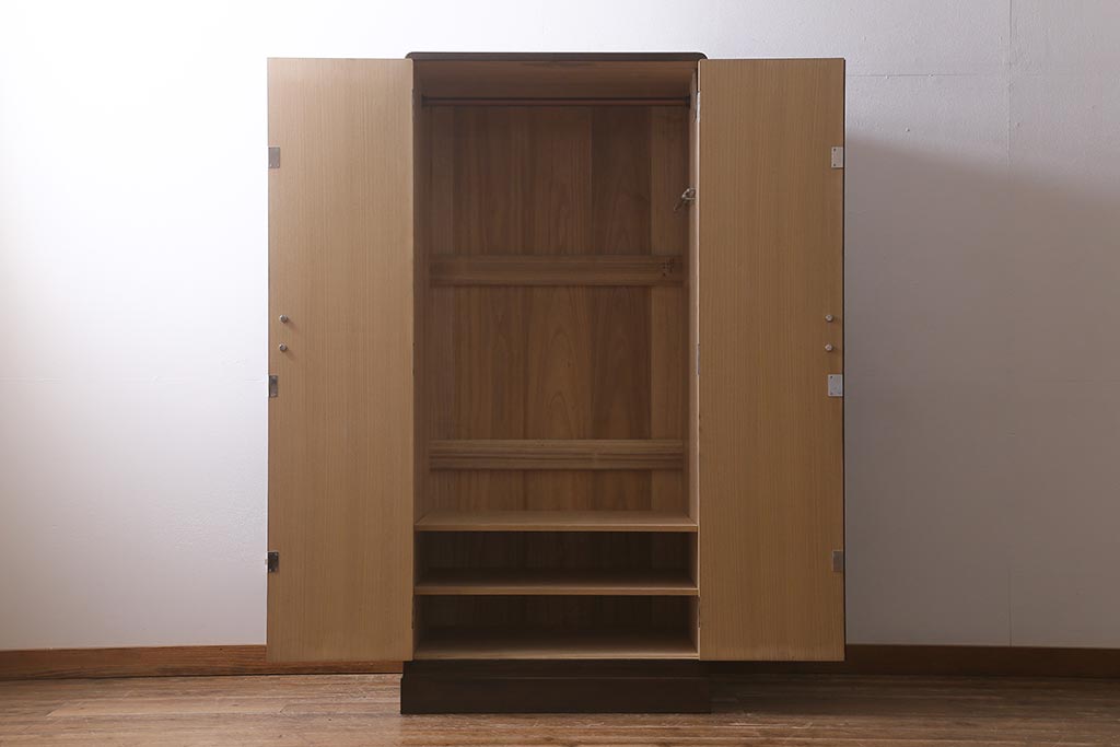 中古　伝統工芸品　高級品　総桐材　上品な意匠金具が目を引く加茂総桐箪笥(総桐たんす、衣装箪笥、洋服タンス)(R-042124)
