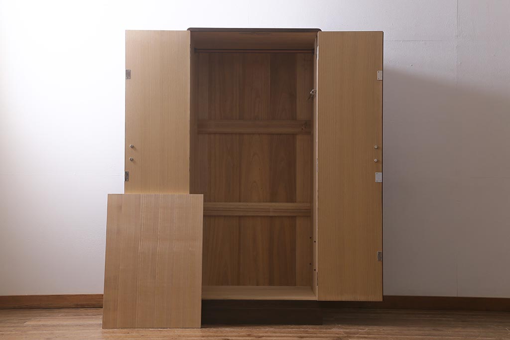 中古　伝統工芸品　高級品　総桐材　上品な意匠金具が目を引く加茂総桐箪笥(総桐たんす、衣装箪笥、洋服タンス)(R-042124)