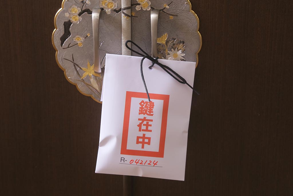 中古　伝統工芸品　高級品　総桐材　上品な意匠金具が目を引く加茂総桐箪笥(総桐たんす、衣装箪笥、洋服タンス)(R-042124)