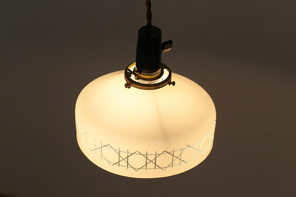 アンティーク照明　昭和レトロ　切子の透かし模様がおしゃれな吊り下げ照明(天井照明、シェード、ペンダントライト、電笠)(R-042142)