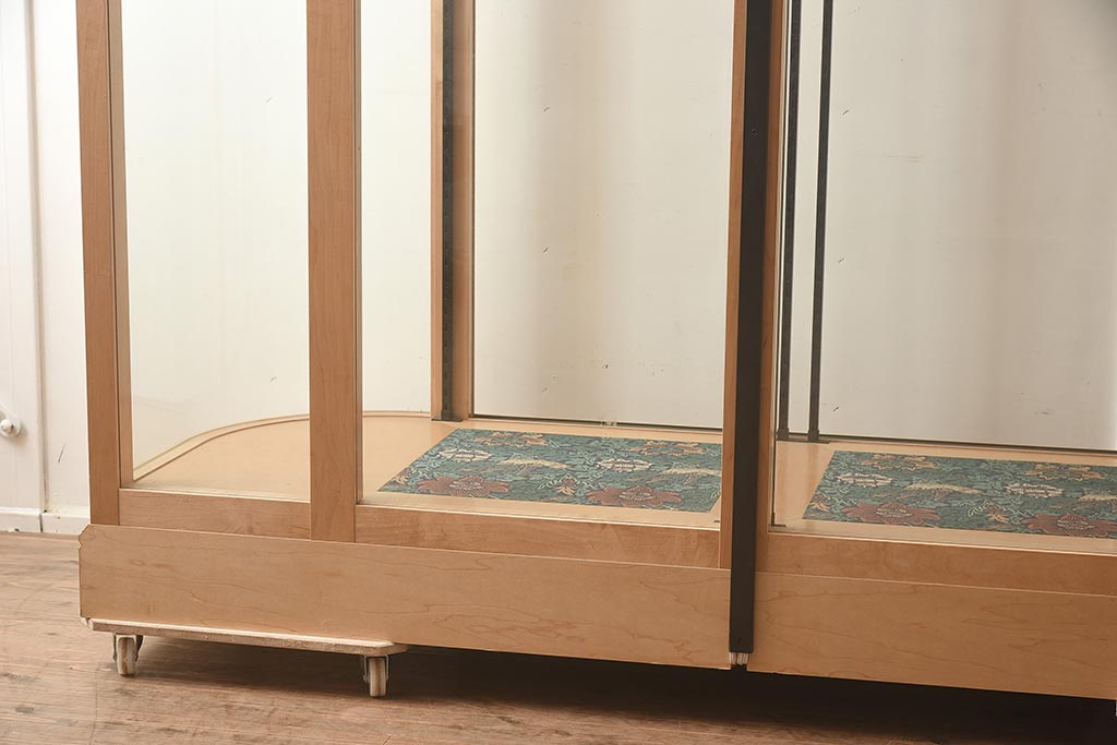 中古品　カバ材　特大サイズ　吊りタイプ　アクセントがおしゃれな日本製のガラスケース(ショーケース、陳列棚)(R-042149)