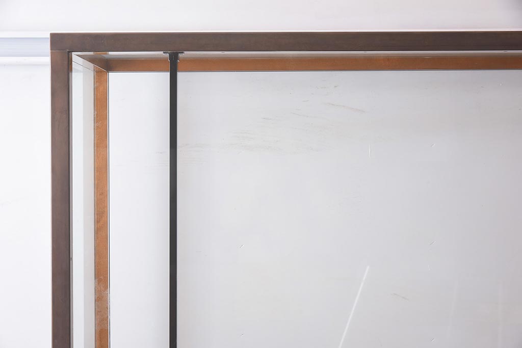 中古　イギリス製　真鍮枠　ガラス戸付き　シンプルなデザインのガラスケース(ショーケース、陳列棚、飾り棚、店舗什器)(R-042155)