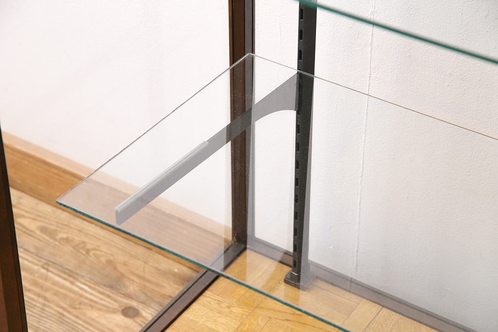 【加工実例】イギリスの大型ガラスケースに高品質リペアを施しました。棚板を現状の3段から5段へ追加加工しました。(ショーケース、陳列棚)