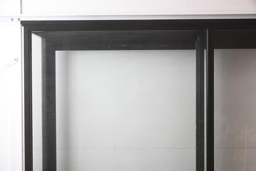 中古　5面ガラス　ウィリアム・モリス　特大サイズ!黒い鉄製フレームと温かみのある木の組み合わせがお洒落なガラスケース(ショーケース、陳列棚、飾り棚)(R-042164)