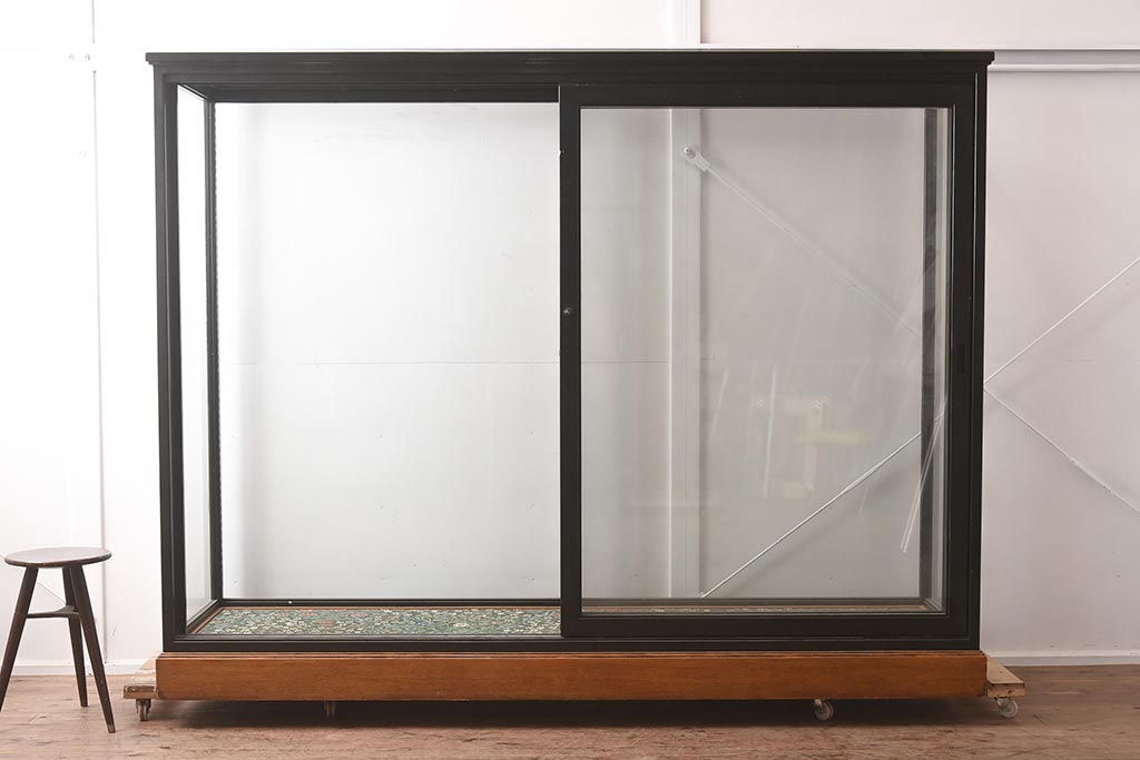 中古　5面ガラス　ウィリアム・モリス　特大サイズ!黒い鉄製フレームと温かみのある木の組み合わせがお洒落なガラスケース(ショーケース、陳列棚、飾り棚)(R-042164)