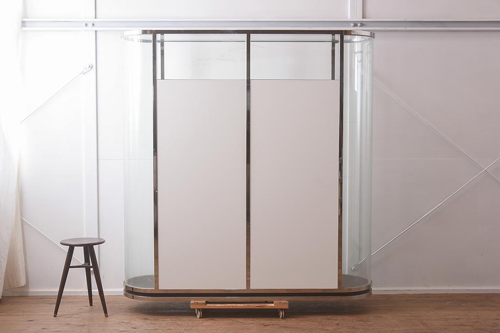 中古　メタルメッキ　スタイリッシュなオーバル型のガラスケース(ショーケース、飾り棚、曲げガラス、Rガラス、陳列棚)(R-042165)