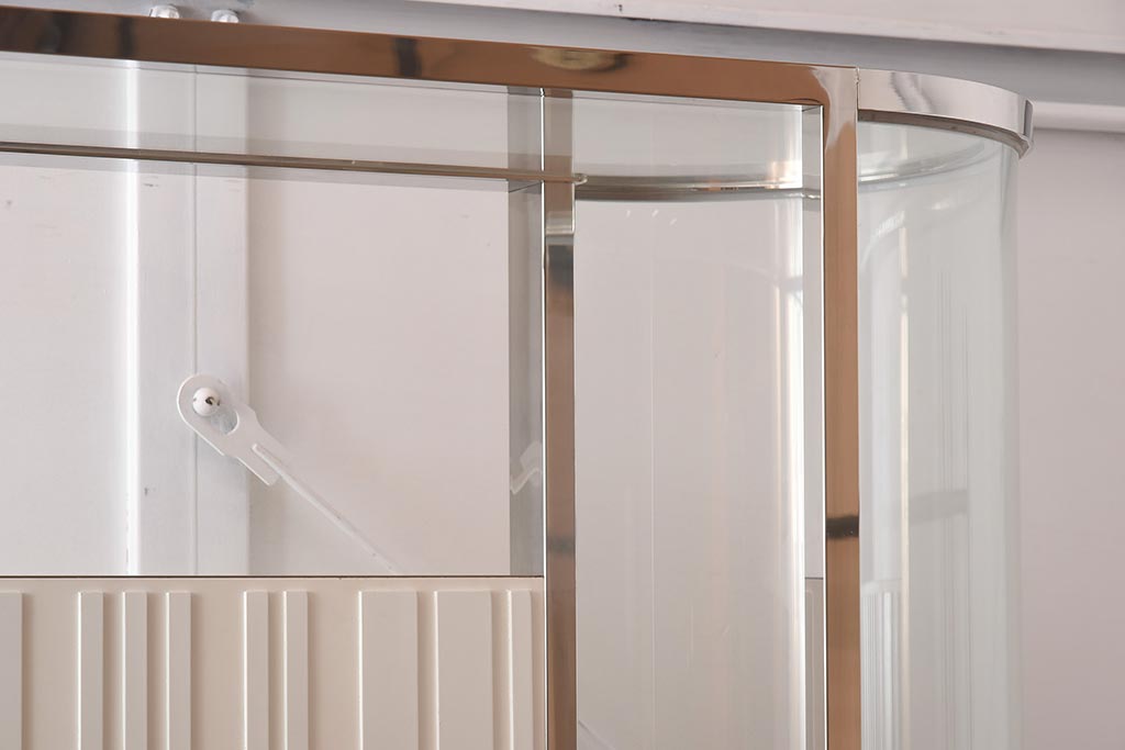 中古　メタルメッキ　スタイリッシュなオーバル型のガラスケース(ショーケース、飾り棚、曲げガラス、Rガラス、陳列棚)(R-042165)