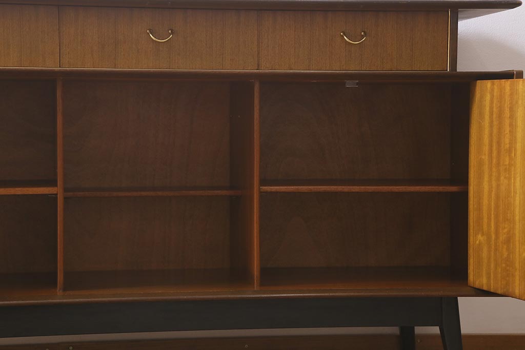ヴィンテージ家具　北欧ビンテージ　G-PLAN　BBシリーズ　引き手がおしゃれな雰囲気を高めるサイドボード(リビングボード、収納棚)(R-042168)