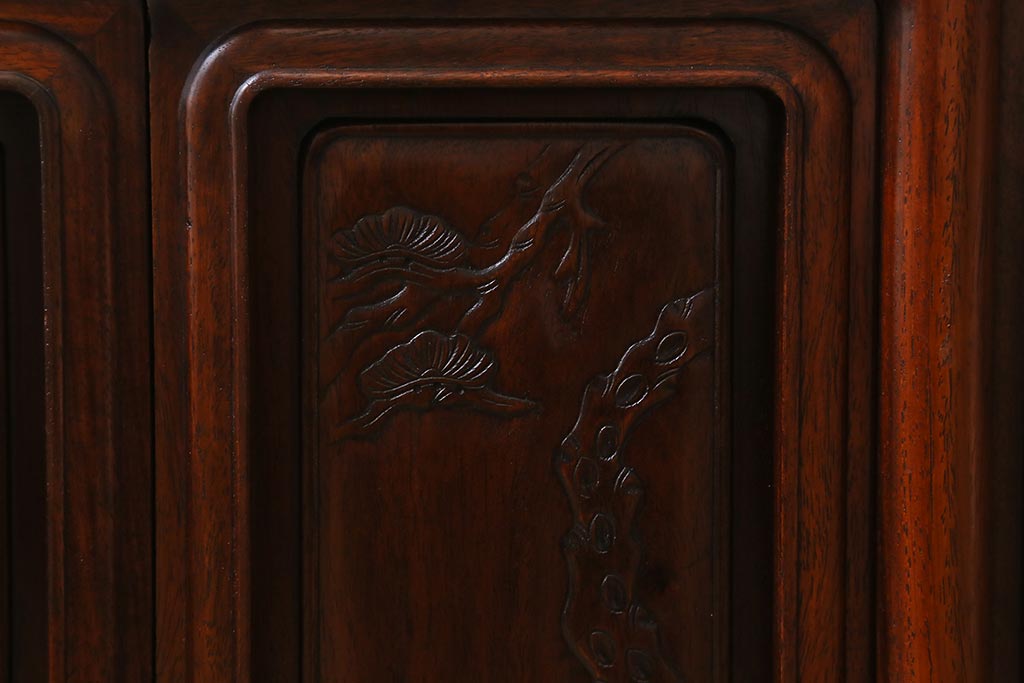 ビンテージ家具　唐木カリン材　繊細な透かし彫りが美しい上品な茶棚(戸棚、違い棚、飾り棚、収納棚、ヴィンテージ、花梨材)(R-042170)