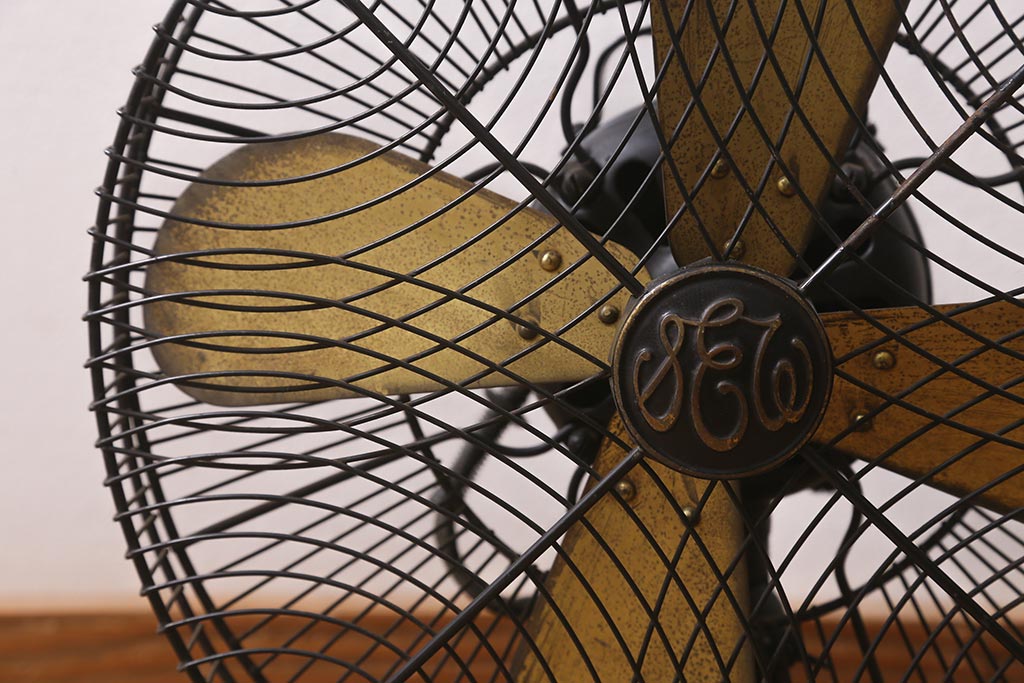 アンティーク雑貨　芝浦製作所(SEW)　TOSHIBA　レア　箱付き　12インチ　鉄製　昭和レトロな扇風機(ファン)(R‐042176)