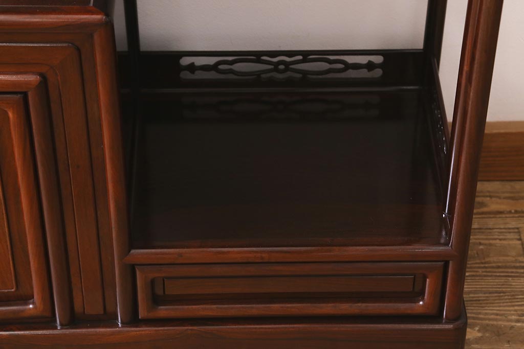 中古　民芸家具　唐木材　梅の彫刻が可憐な雰囲気の飾り棚(戸棚、違い棚、茶棚、収納棚)(R-042223)
