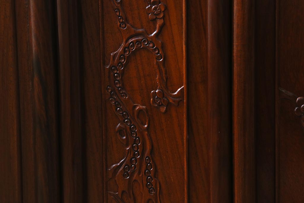 中古　民芸家具　唐木材　梅の彫刻が可憐な雰囲気の飾り棚(戸棚、違い棚、茶棚、収納棚)(R-042223)