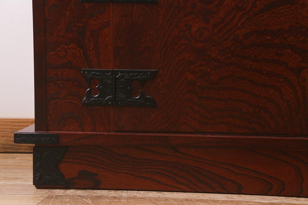 中古　伝統民芸　岩谷堂箪笥　重厚な和の雰囲気漂う飾り棚付きサイドボード(収納箪笥)(R-042225)