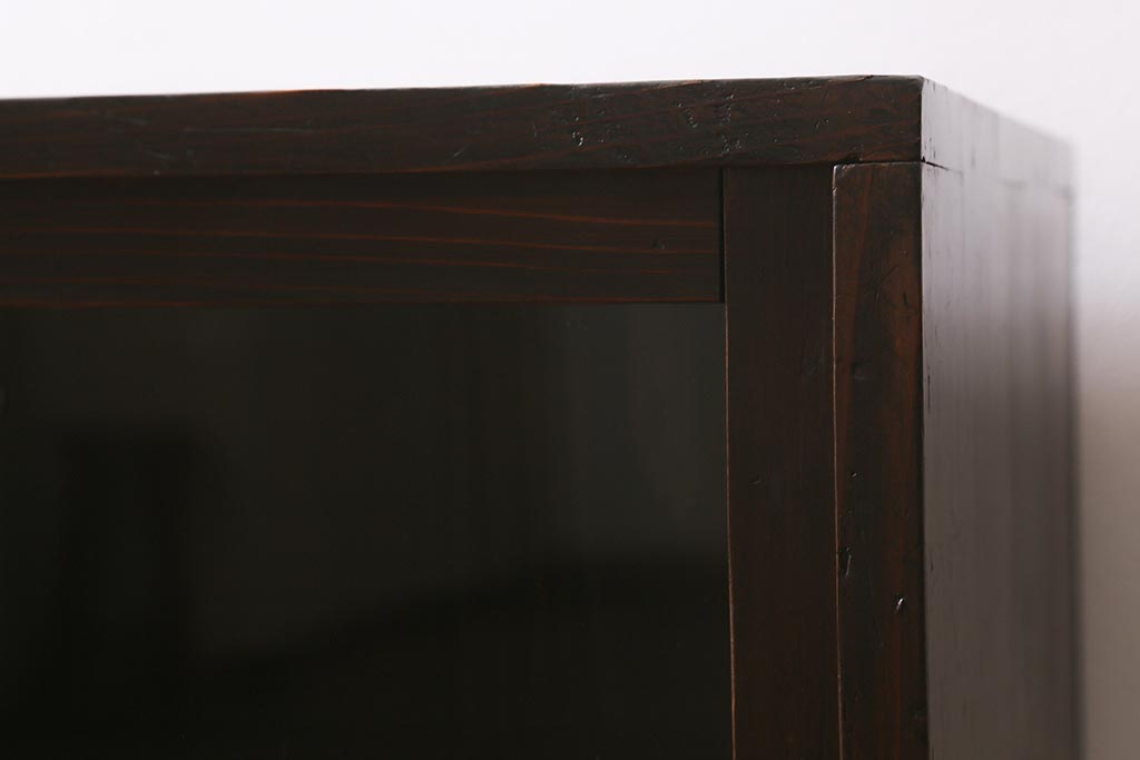 和製アンティーク　大正昭和初期　落ち着いた木色がシックなガラス戸棚(戸棚、飾り棚、収納棚、食器棚)(R-042244)