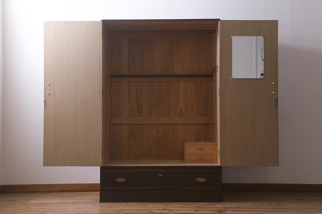 中古　伝統工芸品　唐草金具　繊細な意匠金具が目を引く加茂総桐箪笥のワードローブ(総桐たんす、洋服タンス、衣装タンス)(定価約120万円)(R-042250)