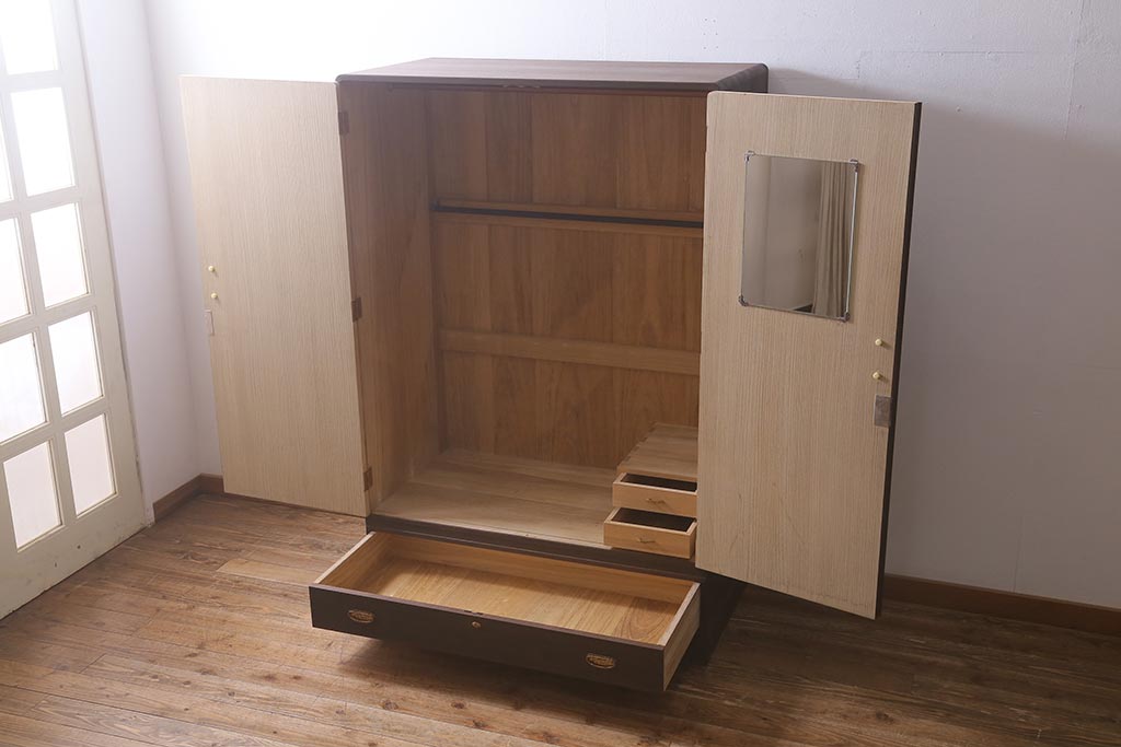 中古　伝統工芸品　唐草金具　繊細な意匠金具が目を引く加茂総桐箪笥のワードローブ(総桐たんす、洋服タンス、衣装タンス)(定価約120万円)(R-042250)