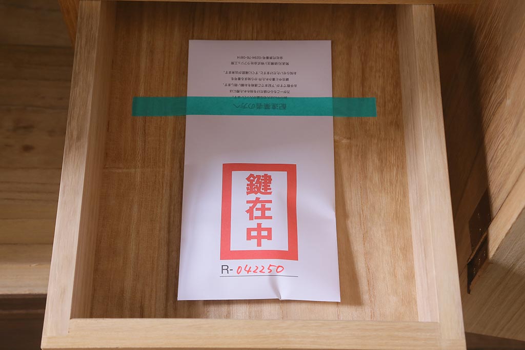 中古　伝統工芸品　唐草金具　繊細な意匠金具が目を引く加茂総桐箪笥のワードローブ(総桐たんす、洋服タンス、衣装タンス)(定価約120万円)(R-042250)