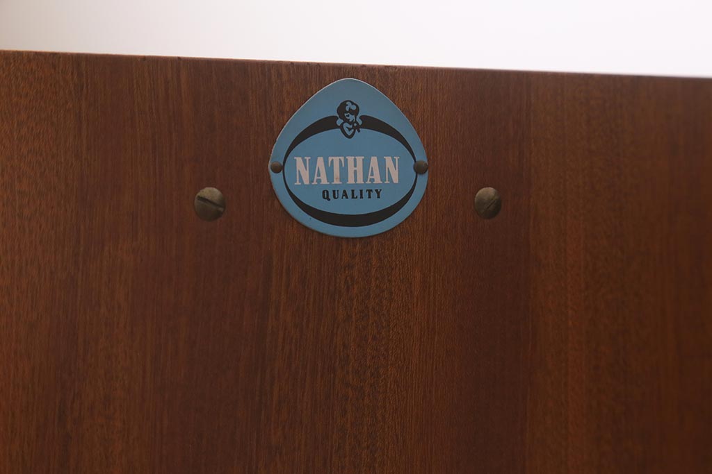 ヴィンテージ家具　イギリス　チーク材　Nathan(ネイサン)　扉が作業台になるキャビネット(収納棚、カップボード、ビンテージ)(R-042252)