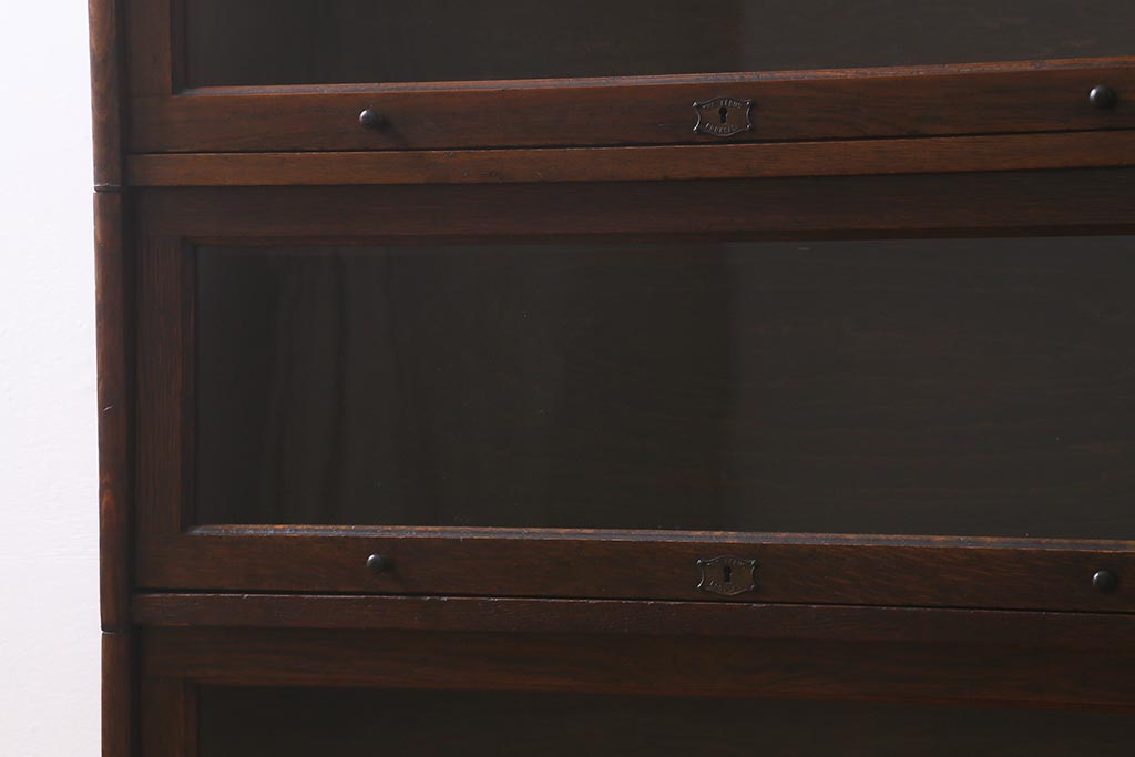 イギリスアンティーク　オーク材　THE LEBUS　ロゴの入った鍵穴金具が可愛らしいスタッキングブックケース(本箱、収納棚、飾り棚、キャビネット、食器棚、カップボード)(R-042253)