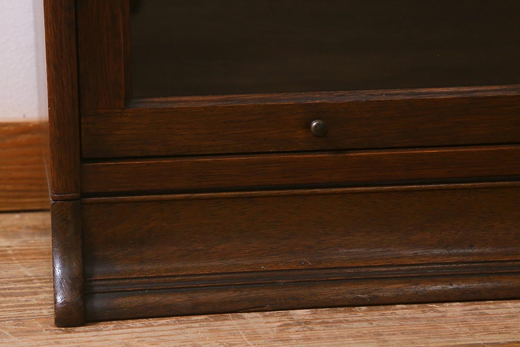 イギリスアンティーク　オーク材　THE LEBUS　ロゴの入った鍵穴金具が可愛らしいスタッキングブックケース(本箱、収納棚、飾り棚、キャビネット、食器棚、カップボード)(R-042253)