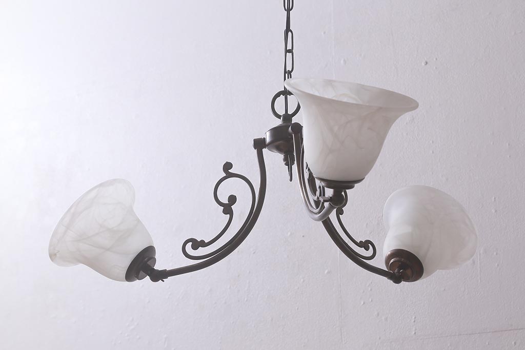 中古　アンティーク調　真鍮製　シェードの角度が変えられる3灯シャンデリア(天井照明、吊り下げ照明)(R-042256)