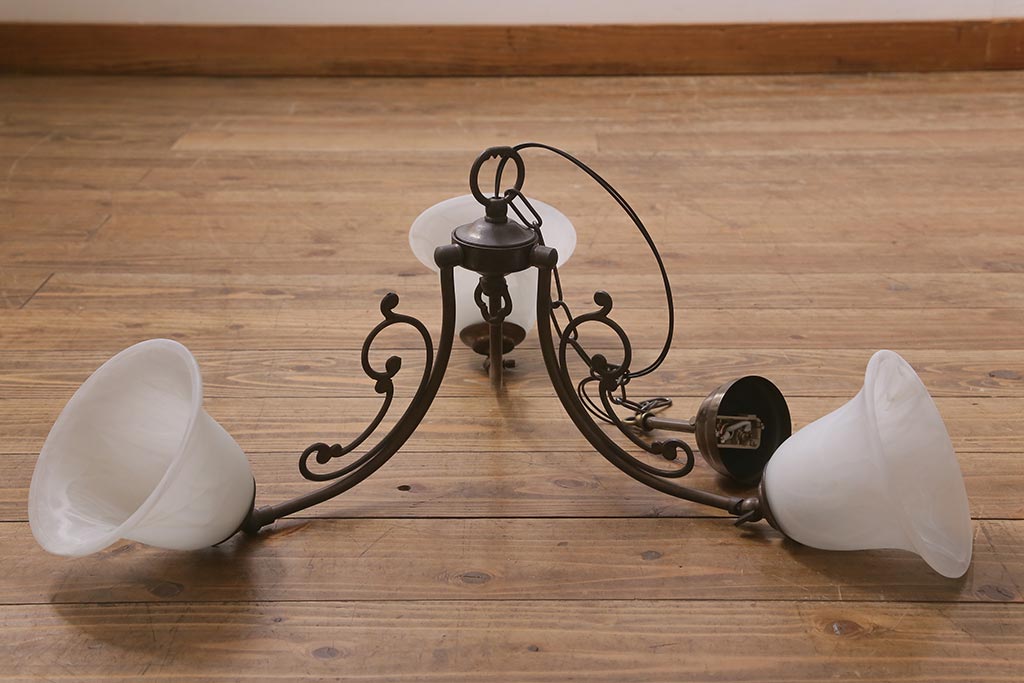 中古　アンティーク調　真鍮製　シェードの角度が変えられる3灯シャンデリア(天井照明、吊り下げ照明)(R-042256)