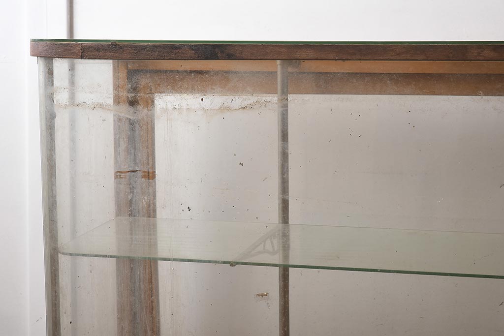 レトロ家具　脚付き　ディスプレイが見やすいRガラスの木製ガラスケース(ショーケース、陳列棚、飾り棚)(R-042267)