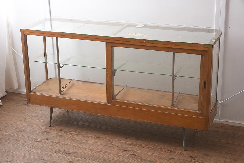 レトロ家具　脚付き　ディスプレイが見やすいRガラスの木製ガラスケース(ショーケース、陳列棚、飾り棚)(R-042267)