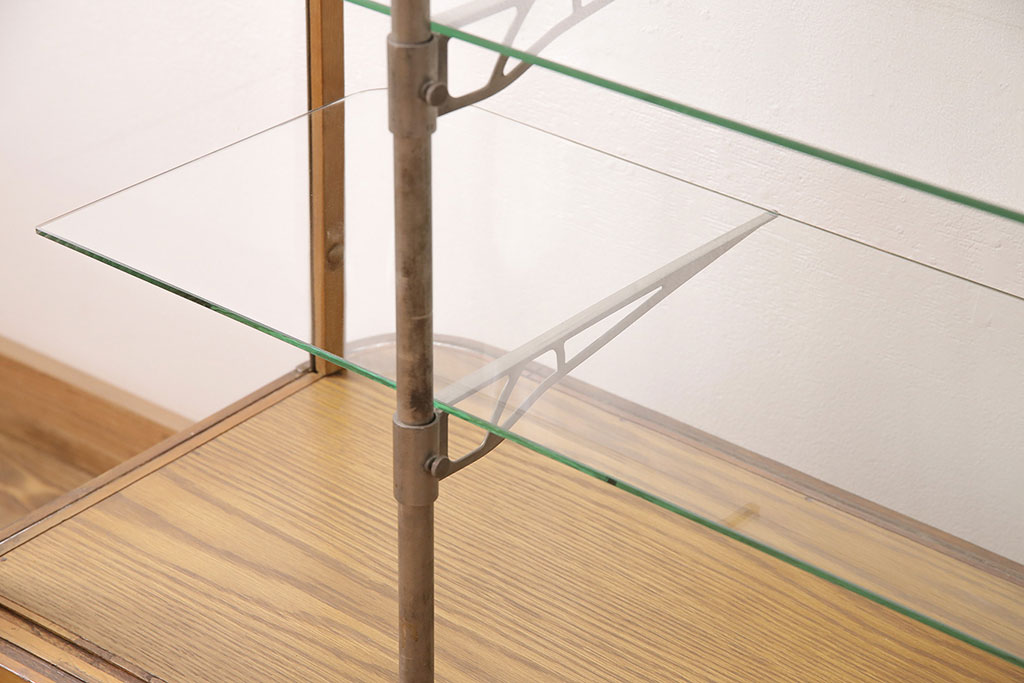 【セミオーダー家具実例】昭和中期のガラスケースを高品質リペア。ダメージのあるガラスは新品に取り替え、ガラスの棚板2枚取り付け。新材にて下部の突板を張り加工しました。木部の風合いを活かした配色でナチュラルな雰囲気に!!(ショーケース、陳列棚)