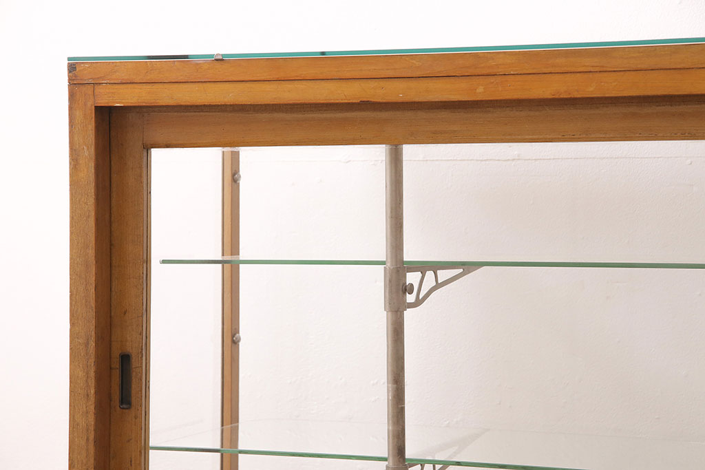 【セミオーダー家具実例】昭和中期のガラスケースを高品質リペア。ダメージのあるガラスは新品に取り替え、ガラスの棚板2枚取り付け。新材にて下部の突板を張り加工しました。木部の風合いを活かした配色でナチュラルな雰囲気に!!(ショーケース、陳列棚)