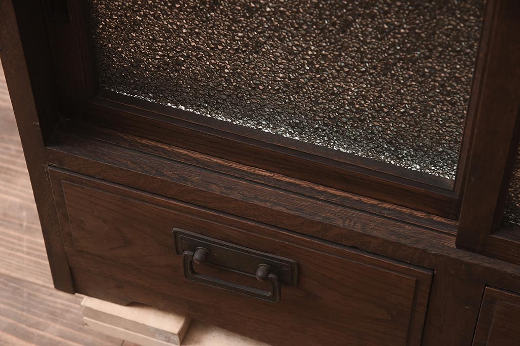アンティーク家具　ダイヤガラス　ワンポイントのレリーフがおしゃれな戸棚(収納棚、キャビネット)(R-042282)