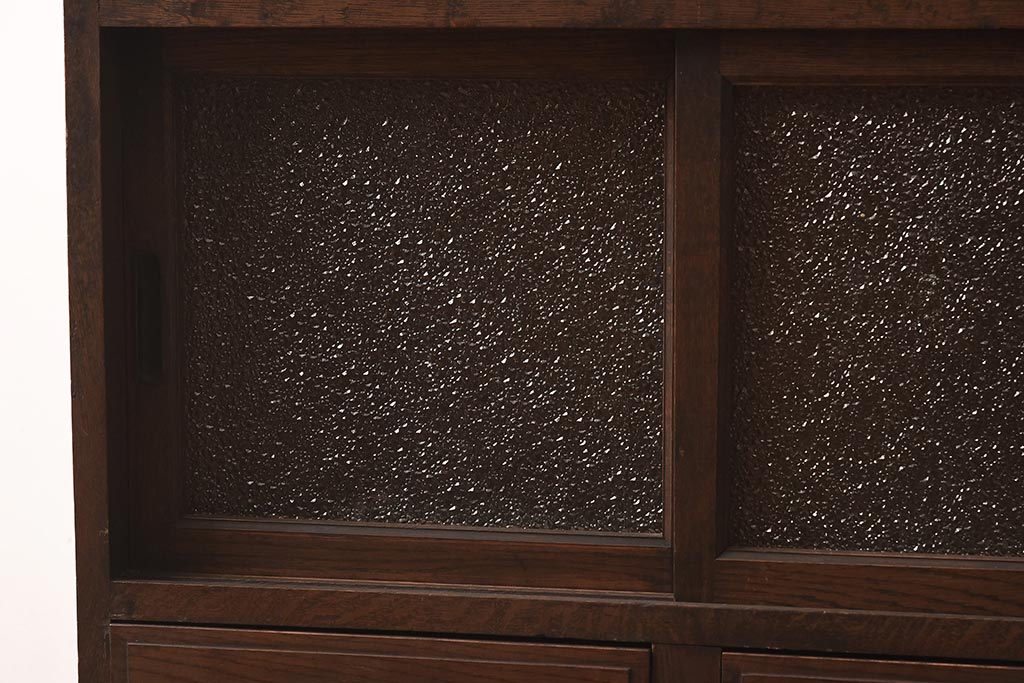 アンティーク家具　ダイヤガラス　ワンポイントのレリーフがおしゃれな戸棚(収納棚、キャビネット)(R-042282)