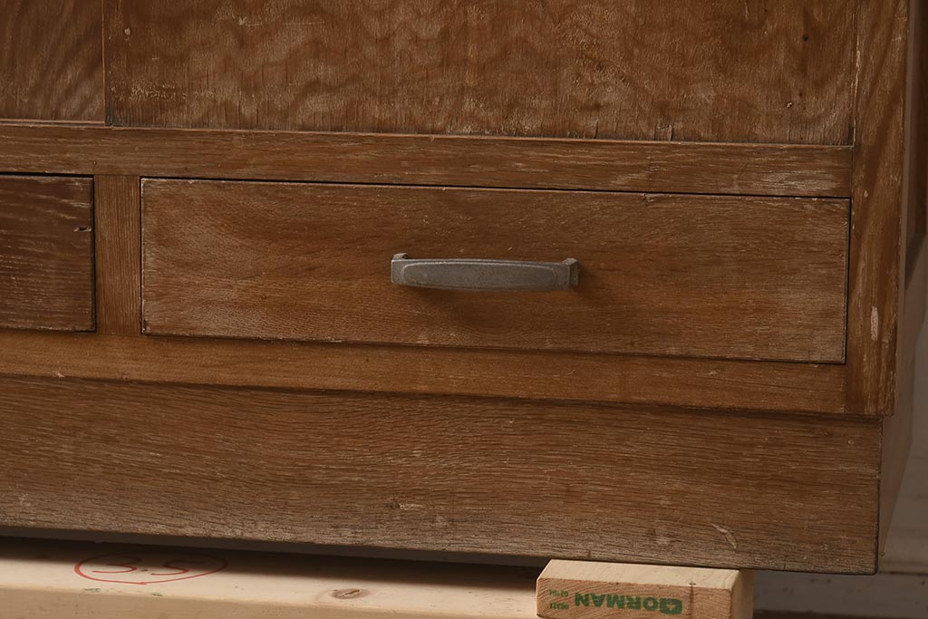 レトロ家具　引き出し付き　ナラ材　見せる収納を楽しめる収納棚(戸棚、シェルフ、キャビネット)(R-042285)
