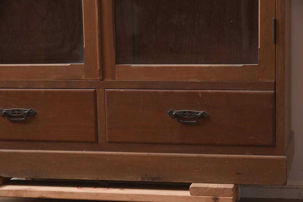 アンティーク家具　引き出し付き　レトロな雰囲気漂うガラス扉の収納棚(本箱、キャビネット)(R-042289)