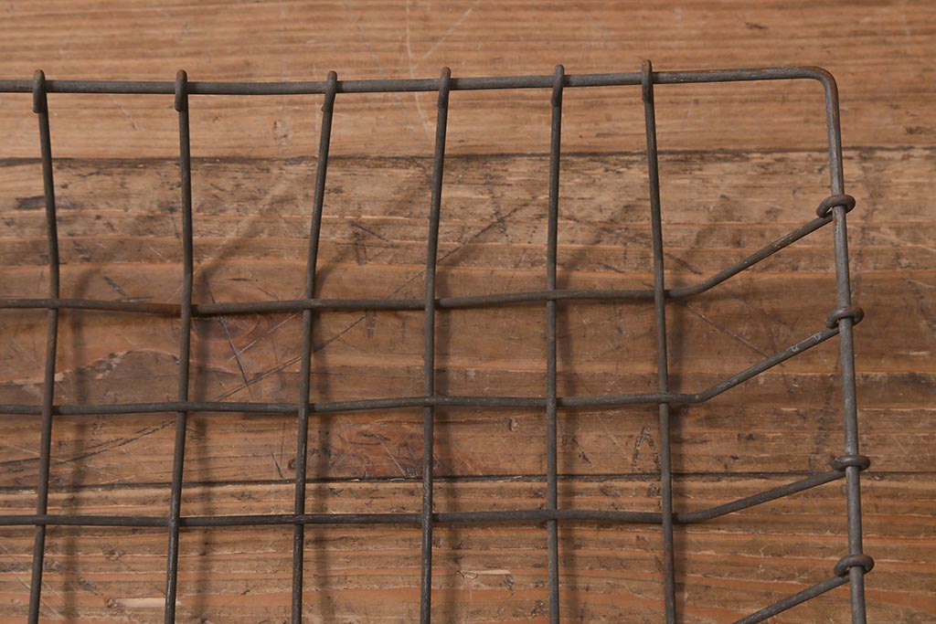 アンティーク雑貨　昭和中期　古い質感が味わい深いアイアン製のカゴ(鉄カゴ、小物入れ)(R-042295)