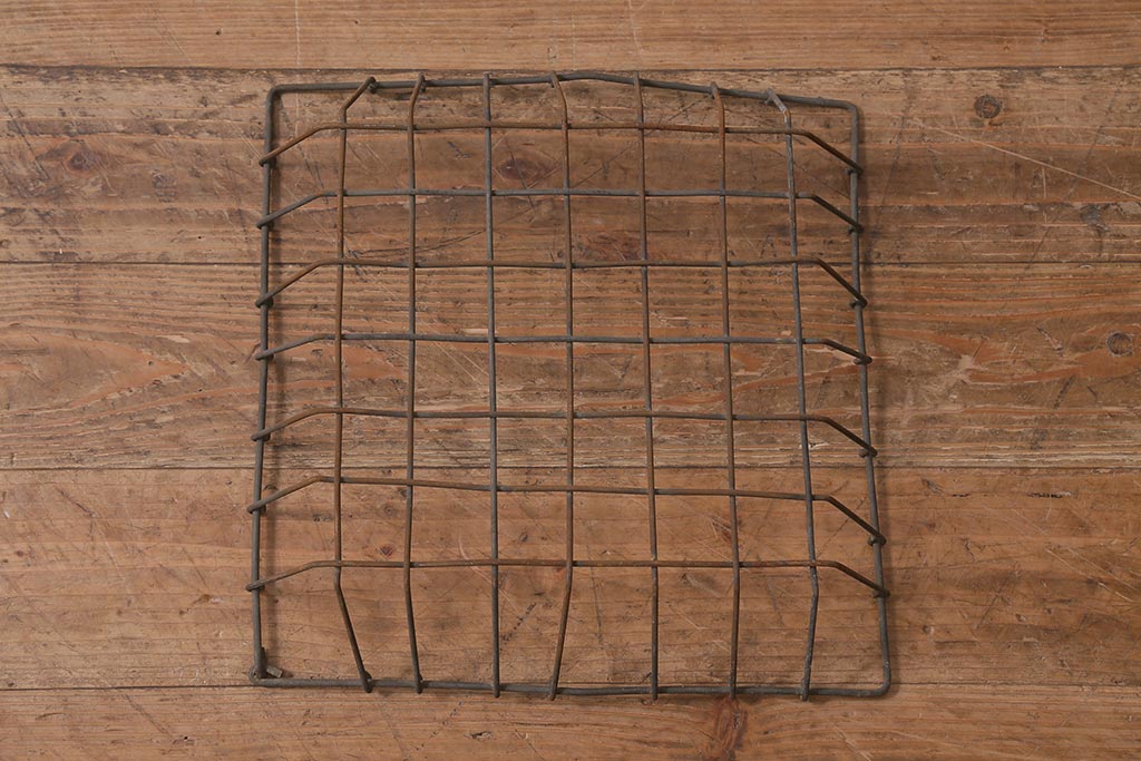 アンティーク雑貨　昭和中期　古い質感が味わい深いアイアン製のカゴ(鉄カゴ、小物入れ)(R-042295)