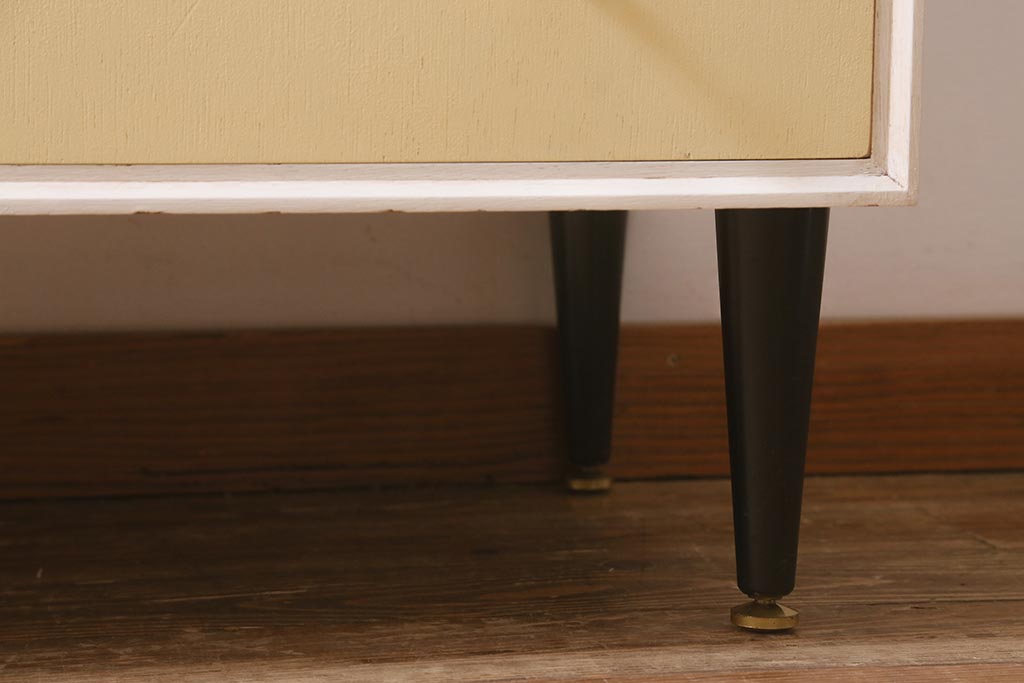 ヴィンテージ家具　北欧ビンテージ　MEREDEW社製　淡いペイントがおしゃれな脚付きチェスト(引き出し)(R-042302)
