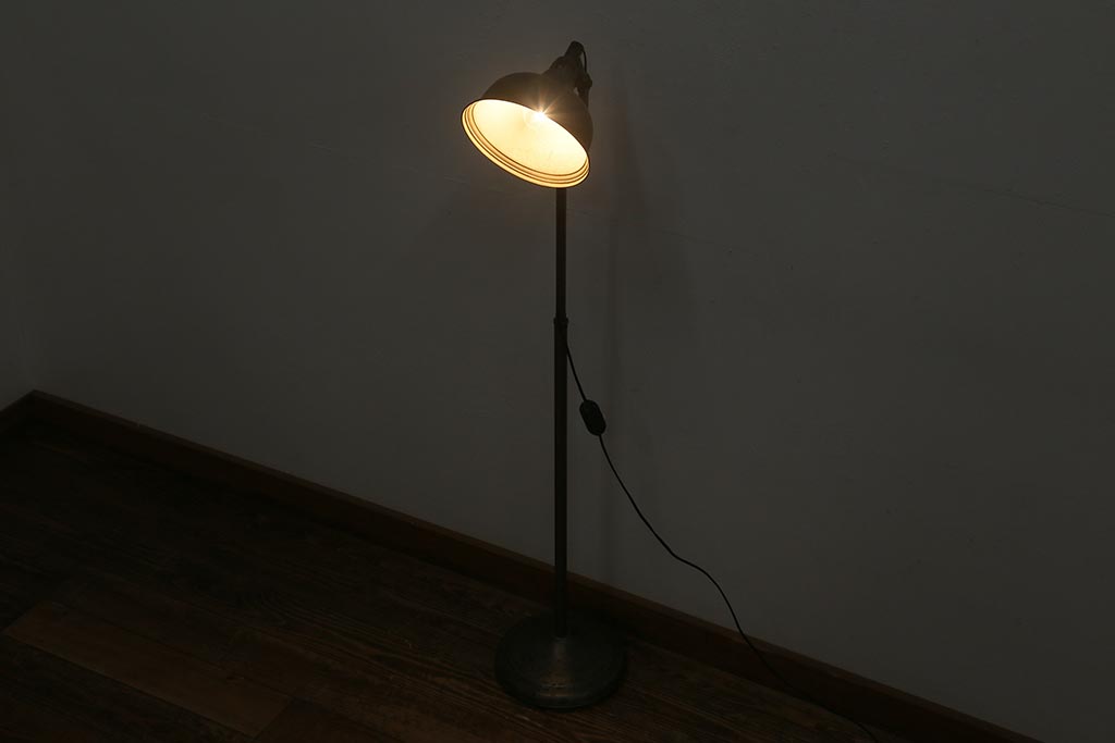 ヴィンテージ照明　イギリスビンテージ　アイアン　インダストリアルな雰囲気がお洒落なフロアスタンド(照明)(R-042304)