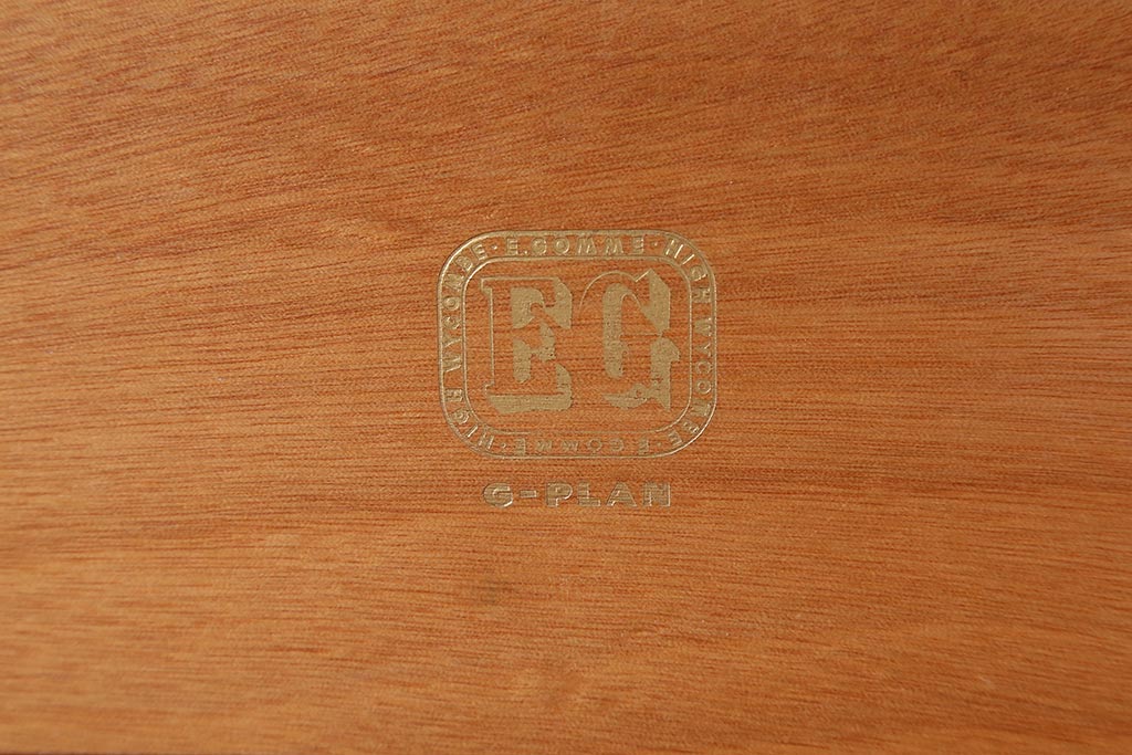 ヴィンテージ家具　北欧　G-PLAN(ジープラン)　サニーオーク&チャイニーズホワイト　個性的でおしゃれな7段チェスト(サイドチェスト、引き出し、ビンテージ)(R-042306)